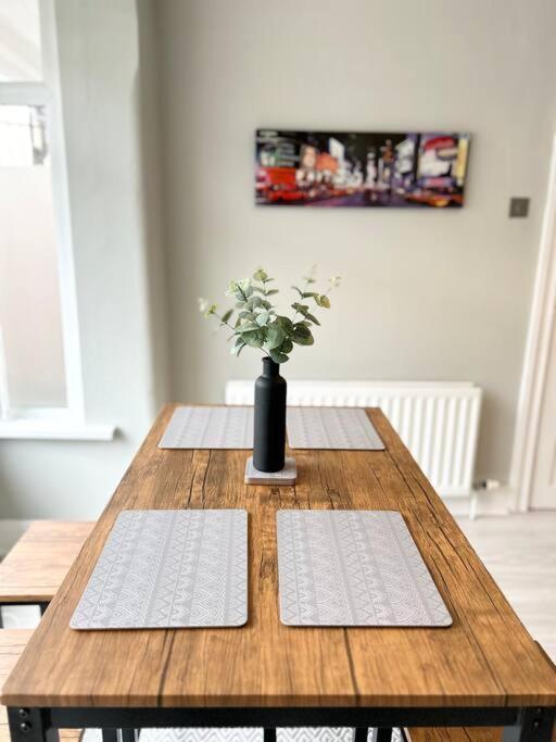 Snug Central Belfast Home, 2 Minutes From Ormeau Park! 외부 사진