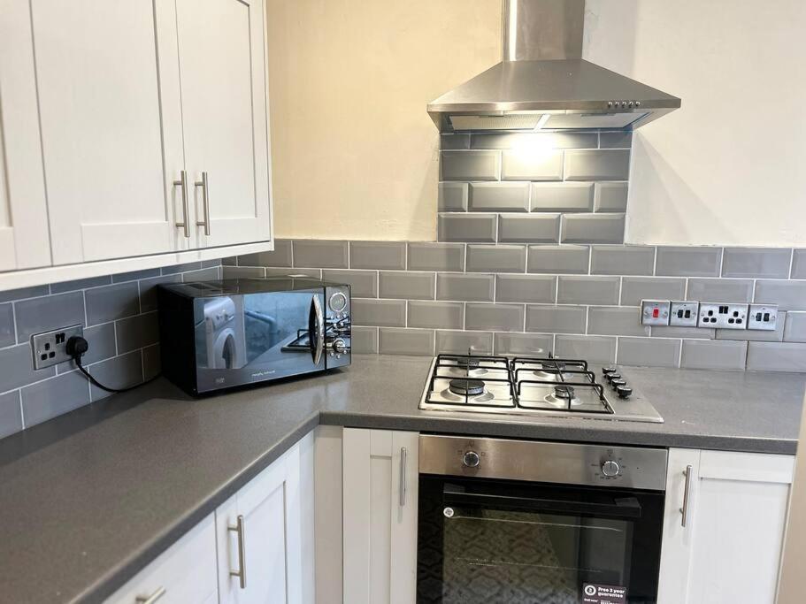 Snug Central Belfast Home, 2 Minutes From Ormeau Park! 외부 사진