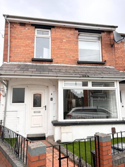 Snug Central Belfast Home, 2 Minutes From Ormeau Park! 외부 사진